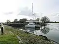 Écluse de jonction (derrière le bateau) avec le canal de Marans à La Rochelle