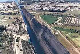 Les ponts franchissant le canal.