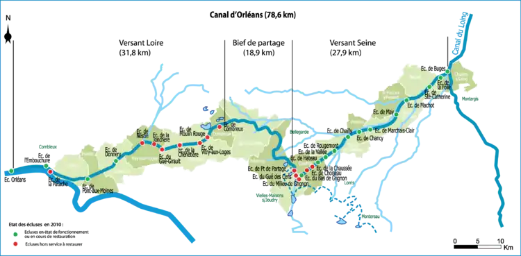  Schéma représentant, en bleu sur fond blanc, les territoires des communes étant colorées selon deux tonalités de vert, le tracé du canal d’Orléans, les écluses et les communes traversées. Ces éléments sont décrits textuellement dans l’article détaillé intitulé « liste des ouvrages du canal d’Orléans ».