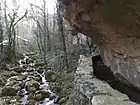 Canal rive gauche du Nan, tallé en encorbellement dans la falaise.