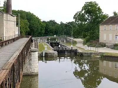 Jonction avec le canal de Briare à Buges (commune de Corquilleroy) près de Montargis