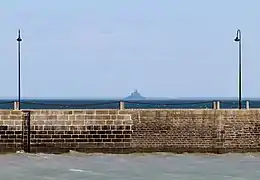 Jetée avec le mont Saint-Michel en arrière-plan