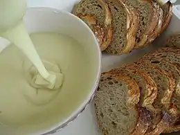 Bol de Cancoillotte, et pain de campagne.