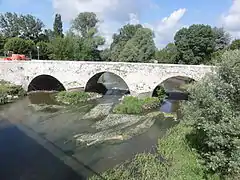 Vieux pont sur le Beuvron à Candé-sur-Beuvron