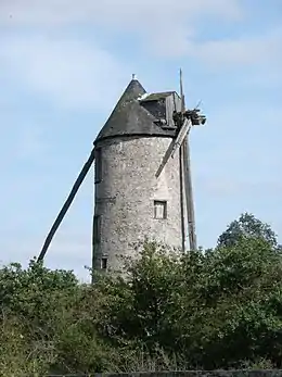 Le moulin de la Saulaie, avec son bras d'orientation.