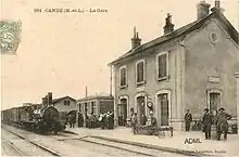 Arrivée d'un train en gare de Candé au début du XXe siècle.