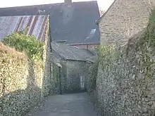 Ruelle bordée de vieux murs de schiste près de l'église.