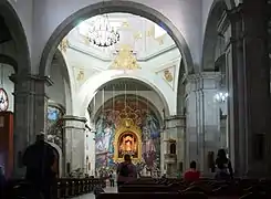 L'intérieur de la basilique avec l'image de la Vierge à l'autel.