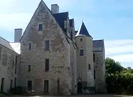 Photographie en couleurs d'un château muni d'une tourelle d'escalier.