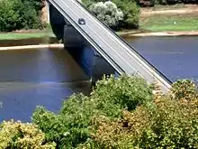 Vue en plongée d'un pont traversant une rivière.