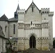 La façade de Collégiale Saint-Martin de Candes (1175-1250).