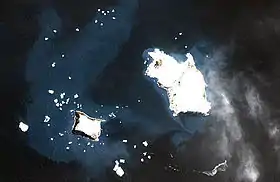 Photo satellitaire des îles Vindication (à gauche) et Candlemas (à droite)