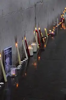 Une grande ligne de bougies déposées contre un mur de Trafalgar Square, en hommage à Leelah Alcorn.