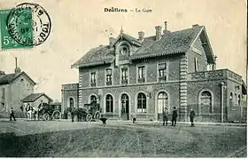 Ancienne carte postale représentant le bâtiment voyageurs de la gare de Doullens.