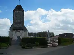 L'église et le monument aux morts.