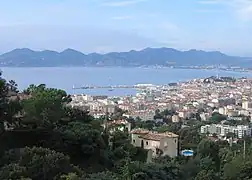 Vue sur l'Esterel, la baie et la ville de Cannes depuis Super Cannes.