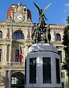 Le monument aux morts, face à l'hôtel de ville