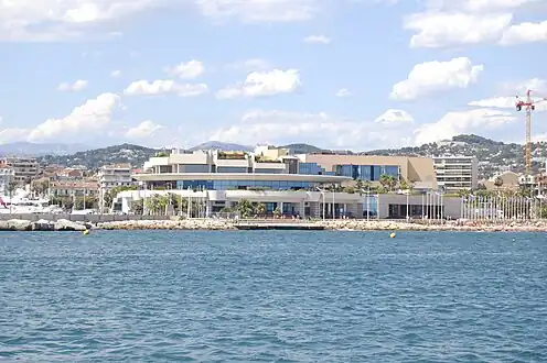 Vue du Palais des festivals depuis la baie de Cannes.