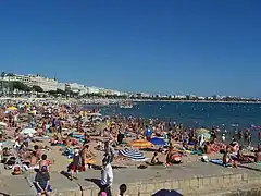 La plage publique de Cannes en été.