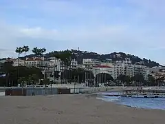 Vue sur le massif de la Californie, avec au sommet l'observatoire de Super-Cannes, depuis la Croisette.