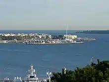 Vue de la Pointe Croisette depuis Le Suquet : le Casino Palm Beach, le Yacht Club de Cannes, la fin du boulevard de la Croisette, le Port Pierre-Canto et l'île Sainte-Marguerite au large.