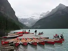 Location de canoës sur le lac Louise.