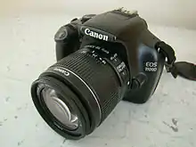 Description de l'image Canon EOS 1100D with Canon EF-S 18-55mm F3.5-5.6 IS II.jpg.