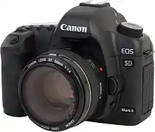 Description de l'image Canon EOS 5D Mark II with 50mm 1.4.jpg.
