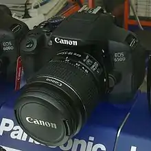 Description de l'image Canon EOS 650D in a show-case.jpg.