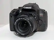 Description de l'image Canon EOS Kiss X9i front-left 2017 CP+.jpg.