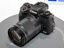 Description de l'image Canon EOS M5 front-left 2017 CP+.jpg.