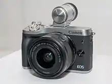 Description de l'image Canon EOS M6 EVF front-left 2017 CP+.jpg.