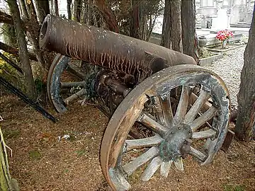 Canon dans le cimetière de Jemappes.