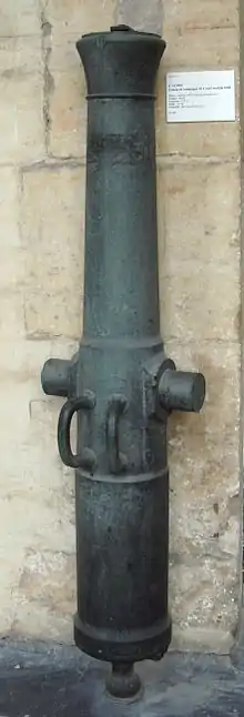 Canon de campagne de 4 à âme rayée, modèle 1858, à chargement par la gueule. Ce canon L' Aubry a été coulé en bronze à Toulouse en 1859, avec un chemisage intérieur en acier. Calibre de 86 mm, longueur de 1,43 m, poids de 327 kg. Munition: obus de 3,7 kg.