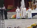 Le pape encense les fidèles, avec en arrière-plan le maître des célébrations liturgiques pontificales Guido Marini