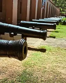 Canon du 17e siècle toujours en poste à fort Jesus. Novembre 2020.