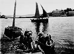 Douarnenez : canots transportant les ouvrières aux friteries qu'on aperçoit à l'arrière-plan (Le Mois littéraire et pittoresque, 1902).