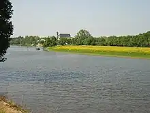 Vue du bourg depuis le pont sur la Mayenne.