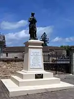 Le monument aux morts à l'entrée du cimetière (juin 2013)