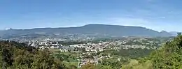 Panoramique du canton avec les Hauts-de-Chambéry au premier plan, Bissy à gauche au second plan et Sonnaz à droite.