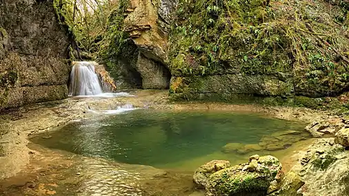 Cascade de tuf et sa marmite dans le canyon d'Amondans.