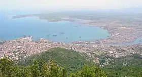 Vue de Cap-Haïtien et de sa baie depuis le Morne Jean. À droite, la rivière Mapou.