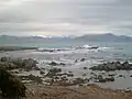 Vue des montagnes au-dessus de Nice depuis le cap d'Antibes.