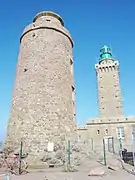 Le phare de 1701 avec, en arrière plan, le phare actuel.