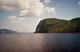 Vue du cap Éternité depuis le cours amont de la rivière Saguenay.