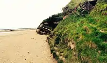 Vue d'une falaise prise à partir de la plage