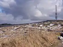 La photographie est prise depuis le Cap Blanc-Nez. On voit une colline en hiver, avec de nombreuses dépression arrondies, reste des bombardements de la Seconde Guerre mondiale.