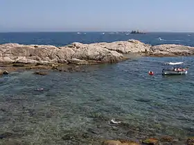 Les îles Formigues (au fond) vues depuis le cap de Planes, à Palamós.