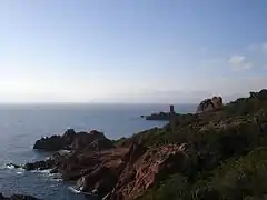 Cliché numérique couleur.Avancée de montagne dans la mer.