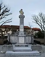 Le Vainqueur avec drapeau (monument aux morts)